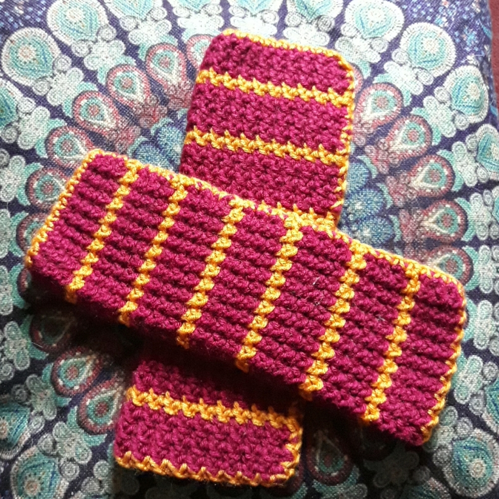 Gryffindor coloured fingerless gloves